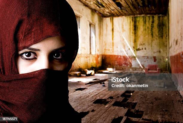 Junge Frau Stockfoto und mehr Bilder von Arabeske - Arabeske, Attraktive Frau, Auge