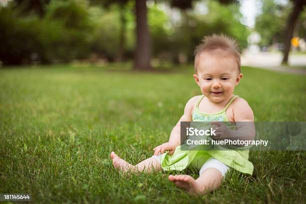 Dziecka W Trawie - zdjęcia stockowe i więcej obrazów Blond włosy - Blond włosy, Fotografika, Horyzontalny
