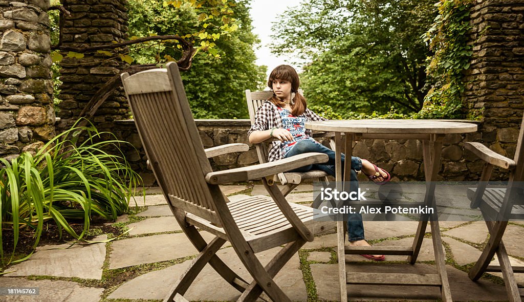 Adolescent fille se détendre dans le fauteuil avec repose-pieds - Photo de 12-13 ans libre de droits