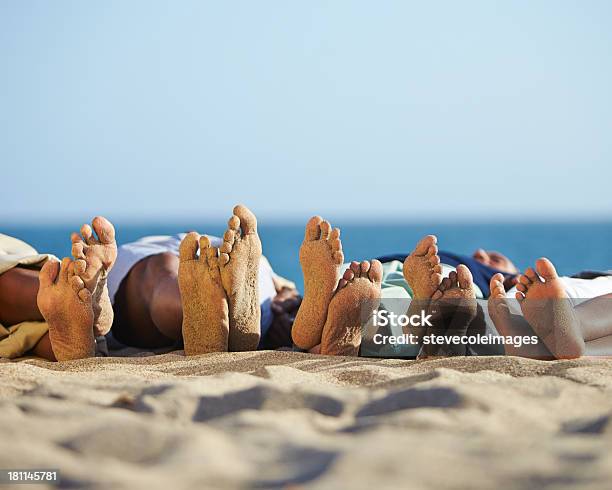 Sandy の足 - 浜辺のストックフォトや画像を多数ご用意 - 浜辺, 家族, 砂
