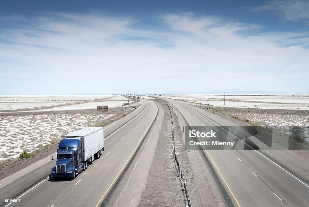 American piste sur Highway Bonneville Salt Flats, dans l'Utah - Photo de Bonneville Salt Flats libre de droits