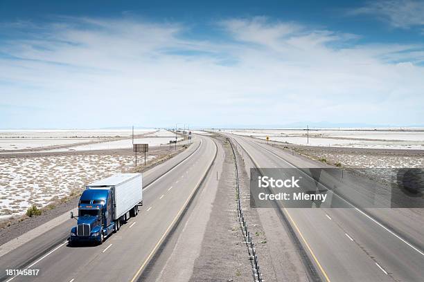 Photo libre de droit de American Piste Sur Highway Bonneville Salt Flats Dans Lutah banque d'images et plus d'images libres de droit de Bonneville Salt Flats