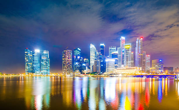 vista panorámica del paisaje urbano de singapur - merlion singapore marina bay lighting equipment fotografías e imágenes de stock