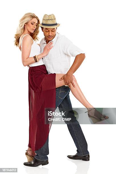Ritratto Di Coppia Romantica Danza - Fotografie stock e altre immagini di Relazione di coppia - Relazione di coppia, Adulto in età matura, Gruppo multietnico