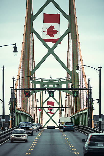 canadian pont - halifax nova scotia vertical traffic photos et images de collection