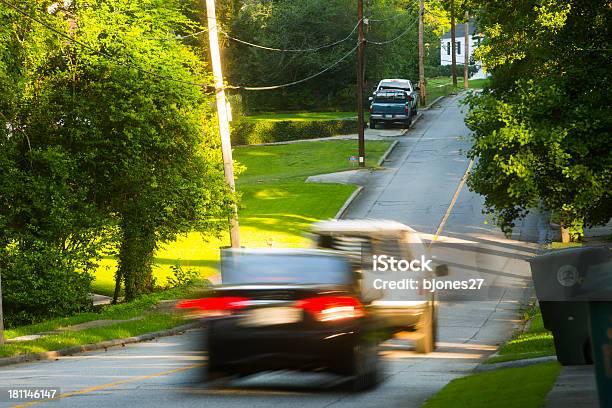 Carros De Depreciar Suburbanos Ruas - Fotografias de stock e mais imagens de Comunidade - Comunidade, Conduzir, Cor verde