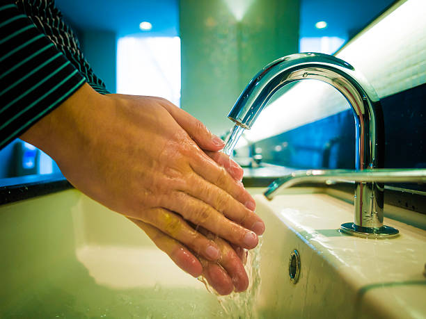 lavarsi le mani - bathroom water pipe faucet sink foto e immagini stock