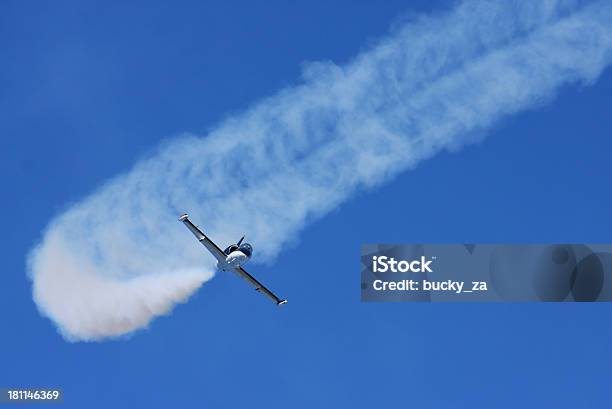 Jet Kunstflugmaschine In Eine Flugschau Mit Rauch Trail Stockfoto und mehr Bilder von Stunt