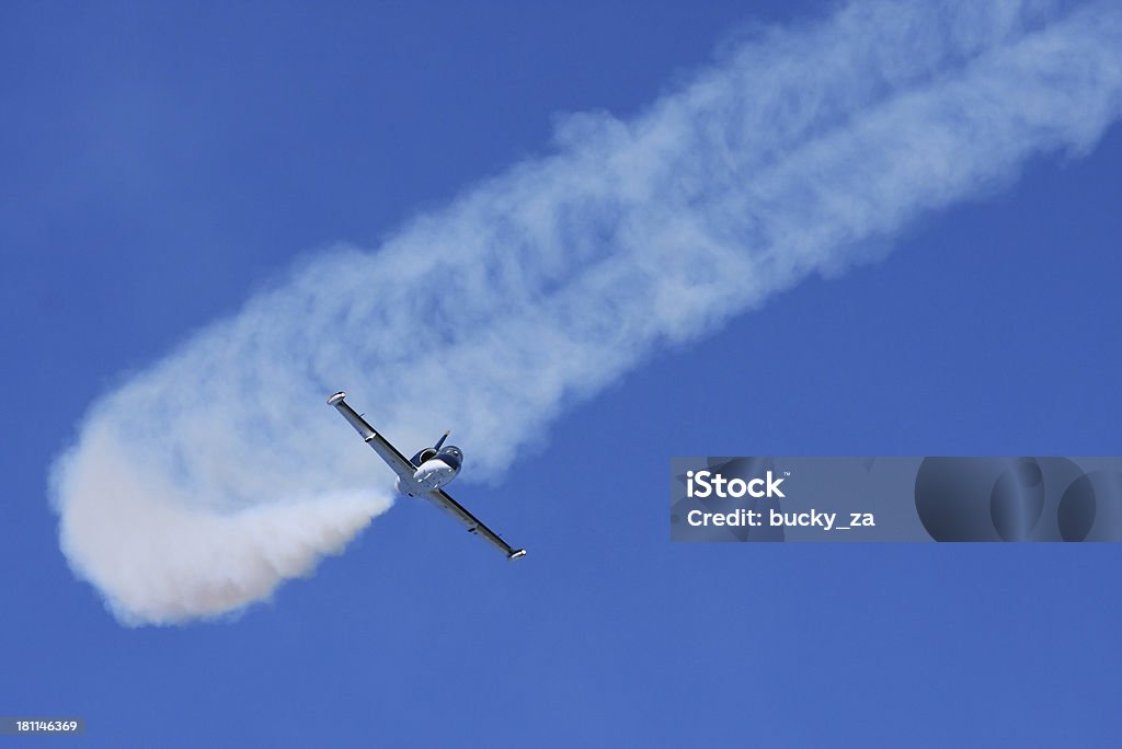 Jet Avion acrobatique à un spectacle aérien avec fumée trail. - Photo de Exploit sportif libre de droits