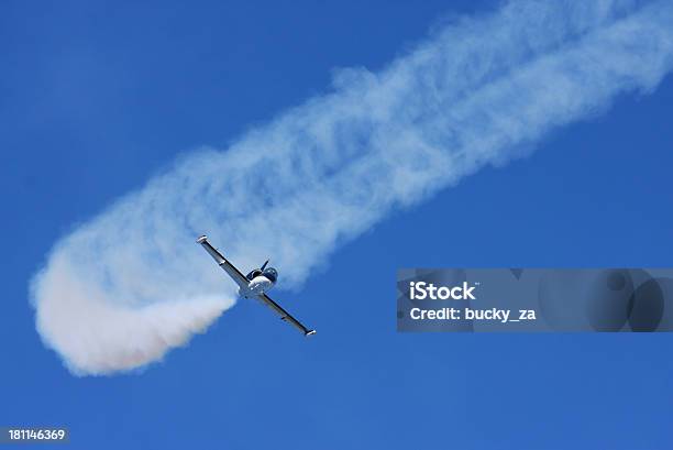 Photo libre de droit de Jet Avion Acrobatique À Un Spectacle Aérien Avec Fumée Trail banque d'images et plus d'images libres de droit de Exploit sportif