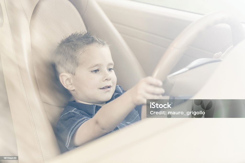 소년만 앉아 운전석 자동차 - 로열티 프리 개성-개념 스톡 사진