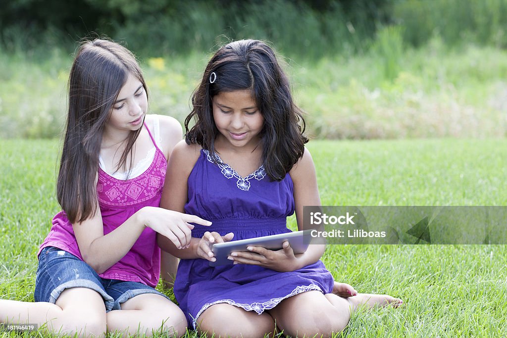遊ぶ少女とデジタルタブレット - エンタメ総合のロイヤリティフリーストックフォト
