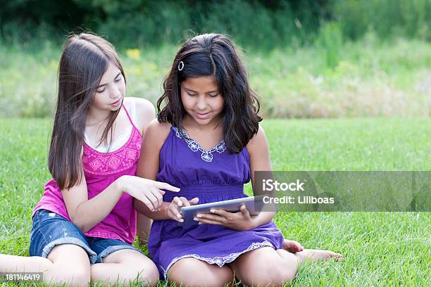 遊ぶ少女とデジタルタブレット - エンタメ総合のストックフォトや画像を多数ご用意 - エンタメ総合, カラー画像, ガールフレンド