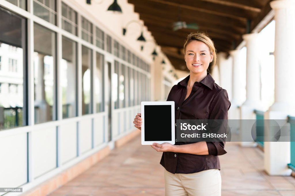 Donna d'affari con Computer digitale Tablet - Foto stock royalty-free di Abbigliamento casual