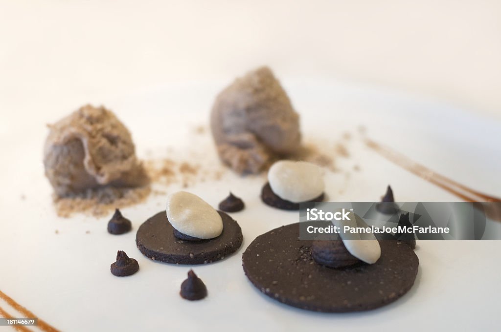 Raw, vegana biscotti al cioccolato e gelato - Foto stock royalty-free di Arte