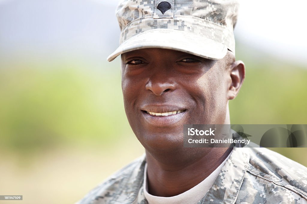 Amerykański Żołnierz armii w zwalczaniu jednolitych lub ACU na zewnątrz - Zbiór zdjęć royalty-free (Afroamerykanin)