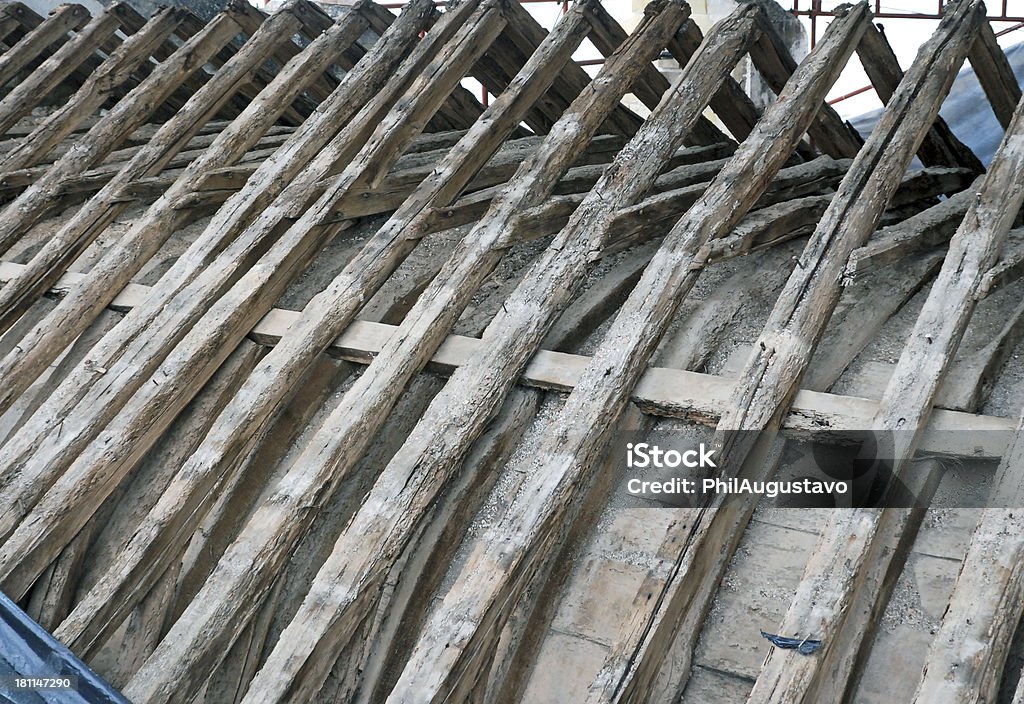 Riparazioni vengono effettuate nel XII secolo Chiesa tetto in Portogallo - Foto stock royalty-free di Accessibilità
