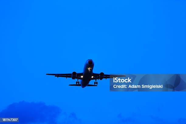 Avión Foto de stock y más banco de imágenes de Acercarse - Acercarse, Aire libre, Ala de avión