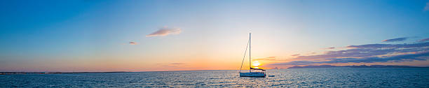 barca a vela - sailboat sunset sailing nautical vessel foto e immagini stock