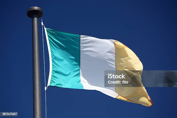 Bandiera Di Irlanda - Fotografie stock e altre immagini di Ambientazione esterna - Ambientazione esterna, Arancione, Asta - Oggetto creato dall'uomo