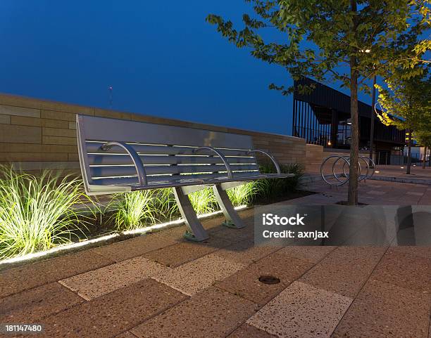 Foto de Pedestres De Des Moines e mais fotos de stock de Banco - Assento - Banco - Assento, Cena de tranquilidade, Confortável