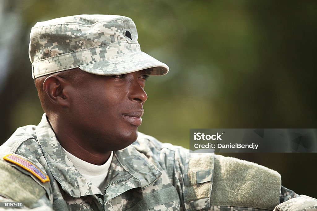 Amerykański Żołnierz armii w zwalczaniu jednolitych lub ACU na zewnątrz - Zbiór zdjęć royalty-free (Afroamerykanin)