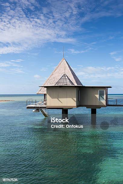 Foto de Paraíso Tropical De Luxo Um Bangalô Over Water Resort e mais fotos de stock de Azul