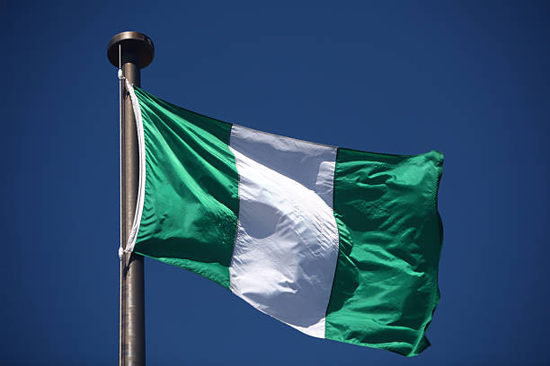 bandera de nigeria - clear sky outdoors horizontal close up fotografías e imágenes de stock