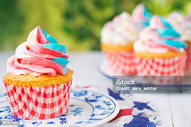 Cupcakes Con Rosso Bianco E Blu Glassa Sul Tavolo Allaperto - Fotografie stock e altre immagini di Bianco