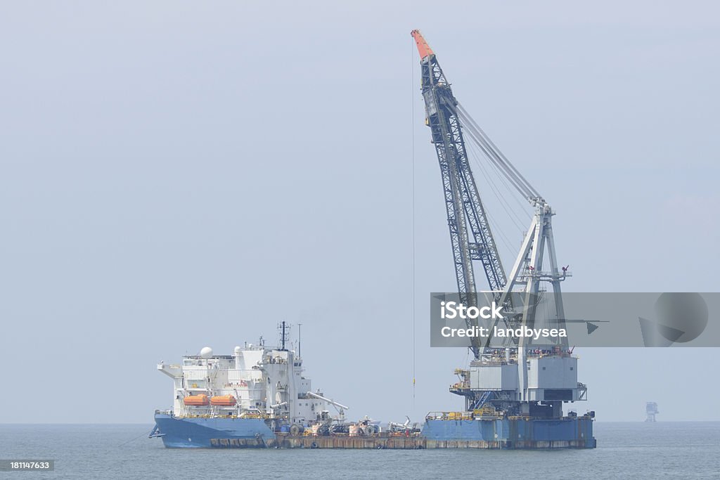 Torre de perforación barcaza - Foto de stock de Barcaza - Embarcación industrial libre de derechos