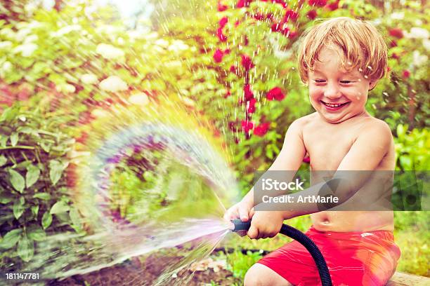 Pura Felicità - Fotografie stock e altre immagini di Acqua - Acqua, Arcobaleno, Giardino domestico