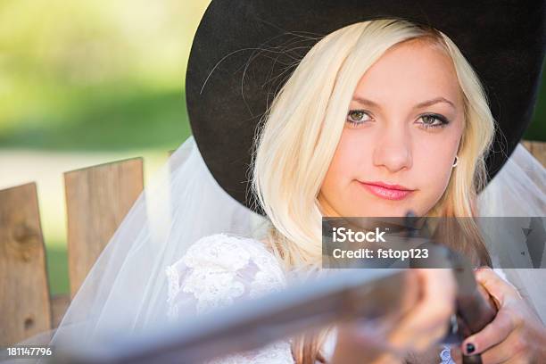 Photo libre de droit de Mariage Cowboy De Mariage Mariée Dans Un Chapeau Tenant Fusil Dantiquités banque d'images et plus d'images libres de droit de 18-19 ans