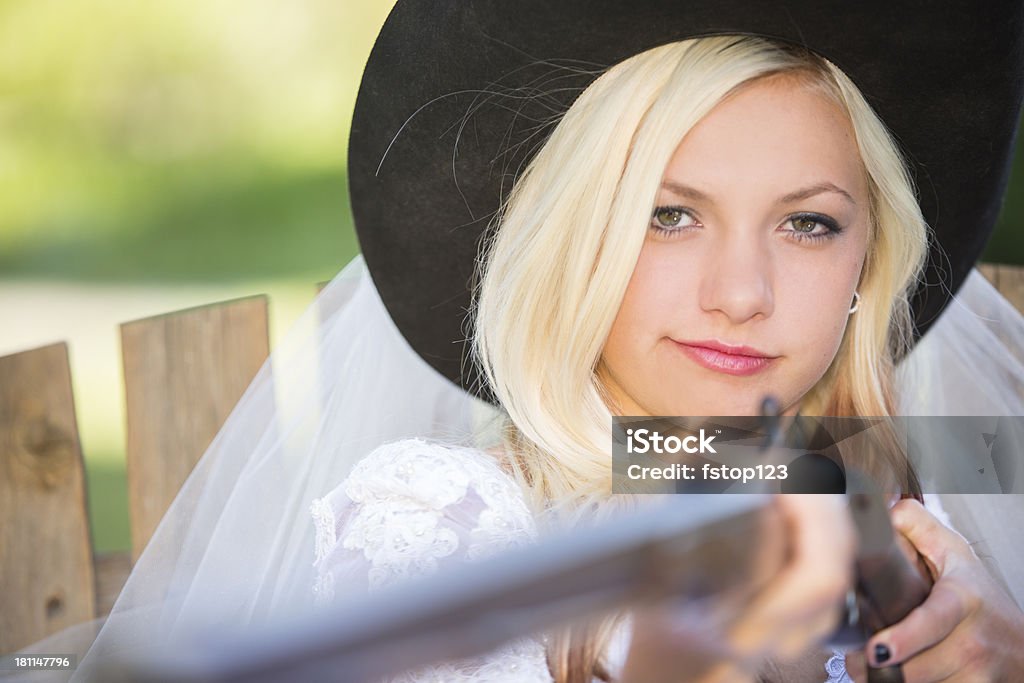 Matrimonio: Cowboy giorno di nozze, sposa nel cappello con antique fucile. - Foto stock royalty-free di 18-19 anni