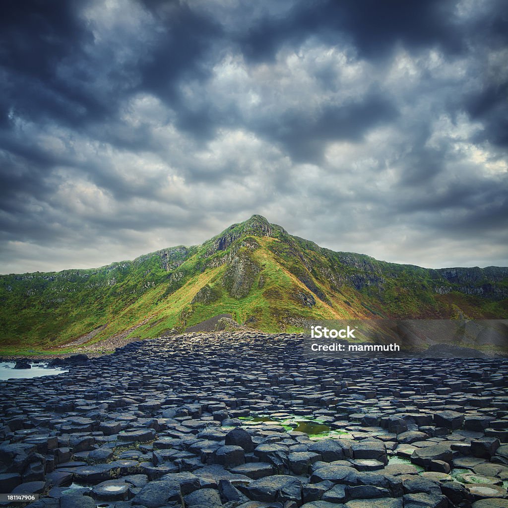 La Strada rialzata di gigante in un giorno nuvoloso - Foto stock royalty-free di Sentiero dei giganti