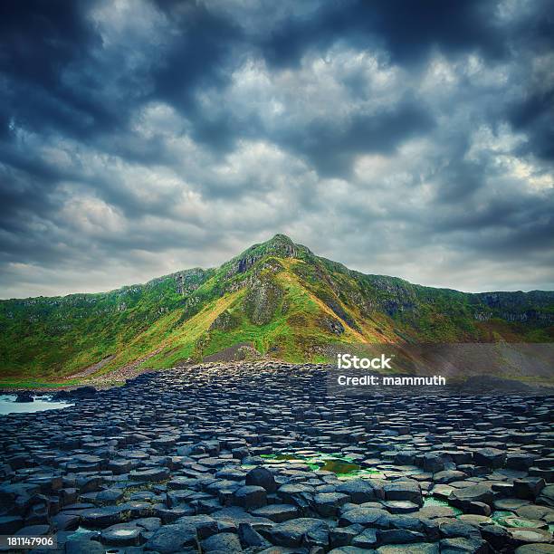 La Strada Rialzata Di Gigante In Un Giorno Nuvoloso - Fotografie stock e altre immagini di Sentiero dei giganti