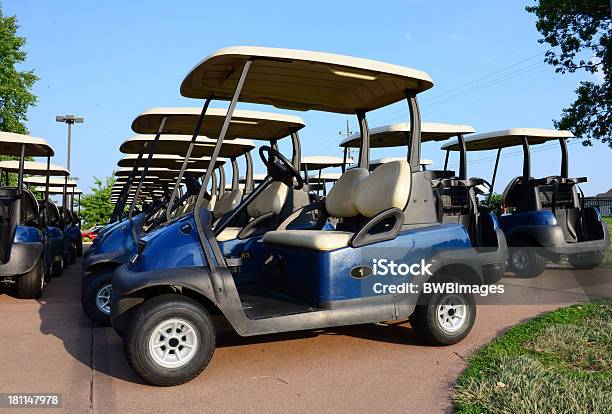 Carros De Golfe De Manhã - Fotografias de stock e mais imagens de Atividade Recreativa - Atividade Recreativa, Campo de Golfe, Country Club