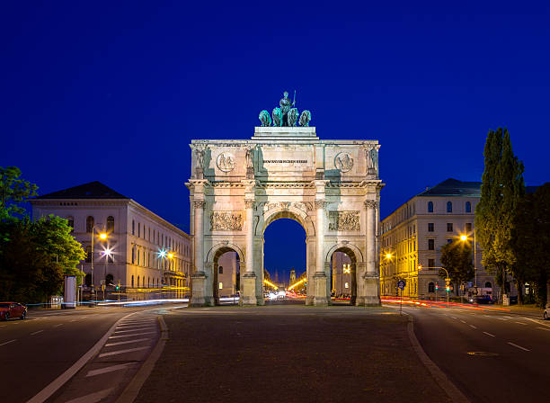 istock Arch of Victory in downtown Munich at blue hour 181148015