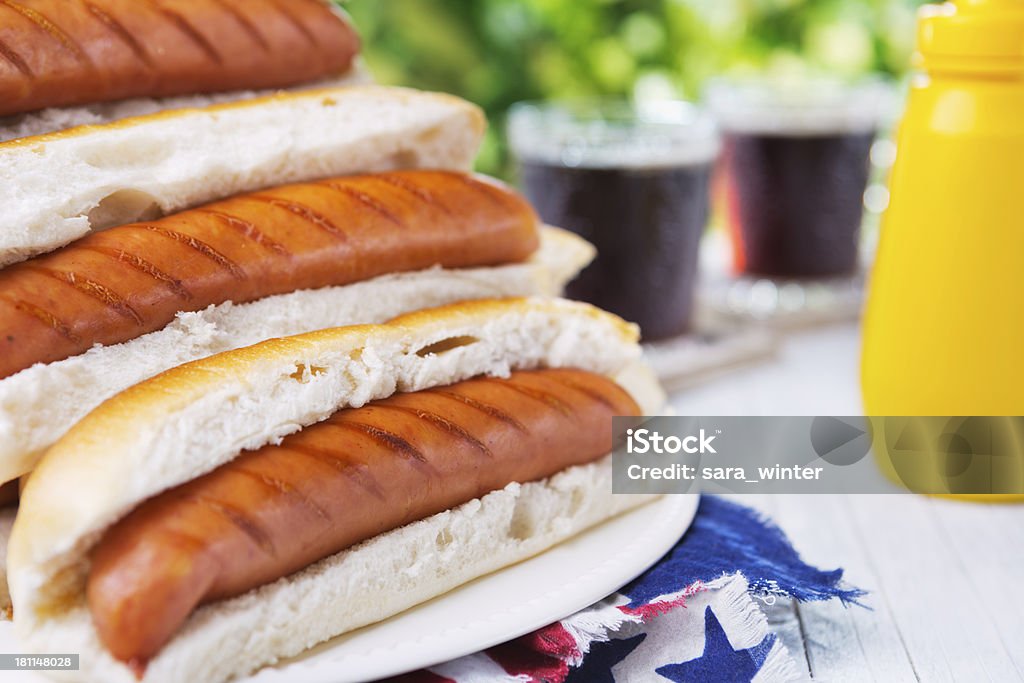 Hot dog na odkryty Tabela w Jasne Światło - Zbiór zdjęć royalty-free (Hot dog)