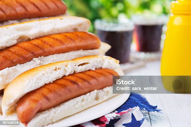 Hot Dog Na Odkryty Tabela W Jasne Światło - zdjęcia stockowe i więcej obrazów Hot dog - Hot dog, 4-go lipca, Amerykańska flaga