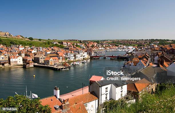 Whitby Harbour Frente Al Mar En La Costa De Los Edificios De North Yorkshire Foto de stock y más banco de imágenes de Aire libre