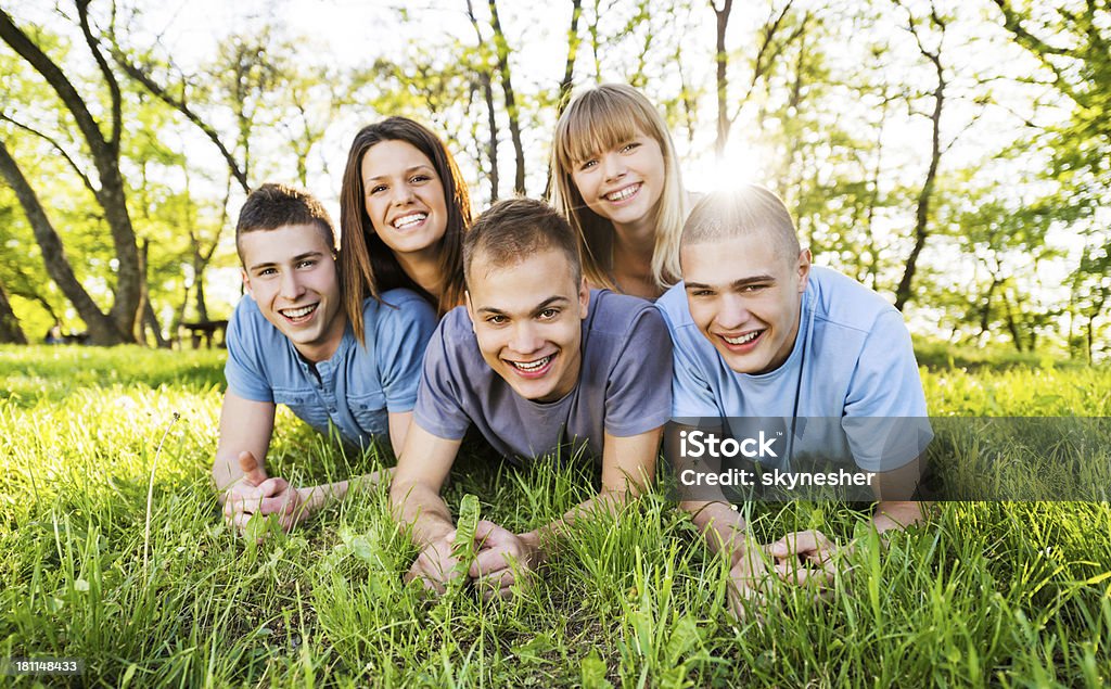 Amigos se divertindo no parque. - Foto de stock de Adolescente royalty-free