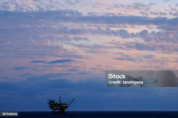 Plataforma Petrolífera En El Crepúsculo Al Mar Foto de stock y más banco de imágenes de Anochecer - Anochecer, Campo de petróleo, Combustible fósil