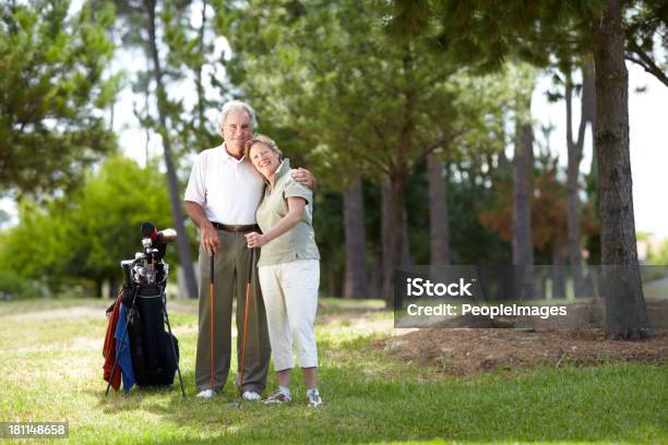 Счастливый Игроков В Гольф — стоковые фотографии и другие картинки Пожилая пара - Пожилая пара, Поле для гольфа, Активный образ жизни