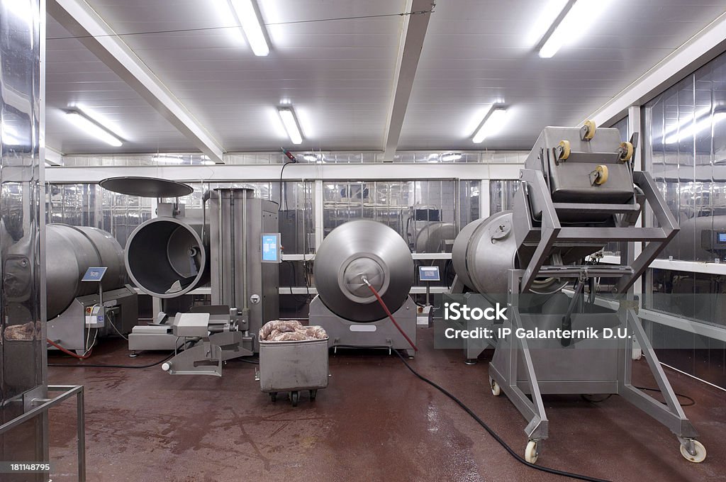 Linea di produzione in una fabbrica di cibo.   Prodotti a base di carne preparazione. - Foto stock royalty-free di Fabbrica di produzione alimentare