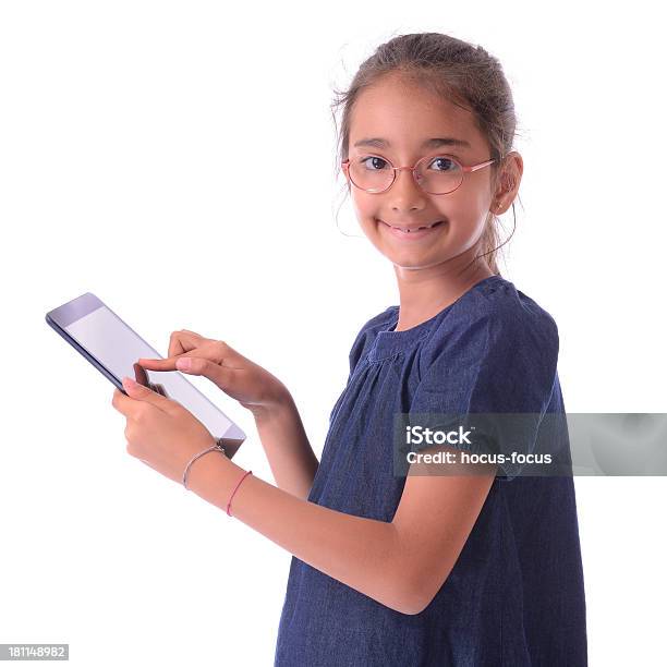 자녀가 사용하는 태블릿 Pc 디지털 태블릿 사용하기에 대한 스톡 사진 및 기타 이미지 - 디지털 태블릿 사용하기, 소녀, 흰색 배경