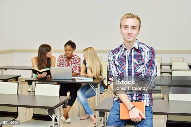 Porträt Von Männlichen Studenten Stockfoto und mehr Bilder von 18-19 Jahre - 18-19 Jahre, 20-24 Jahre, Akademisches Lernen