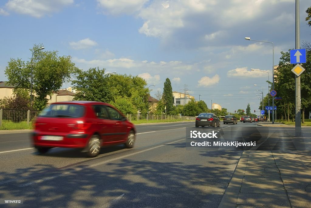 Automobili arrivando a un incrocio con semaforo, Scena urbana - Foto stock royalty-free di Albero