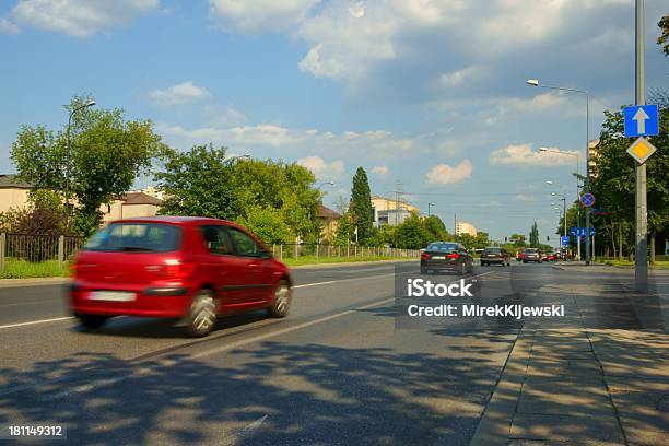 Automobili Arrivando A Un Incrocio Con Semaforo Scena Urbana - Fotografie stock e altre immagini di Albero