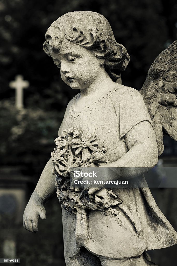 Cherubino con croce bianca in background - Foto stock royalty-free di Ala di animale