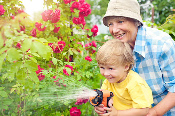 祖母と孫のガーデン - grandparent gardening child grandchild ストックフォトと画像